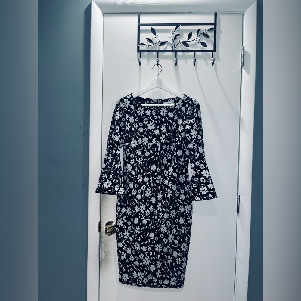 I’m selling this beautiful Calvin Klein dress because it no longer fits me.